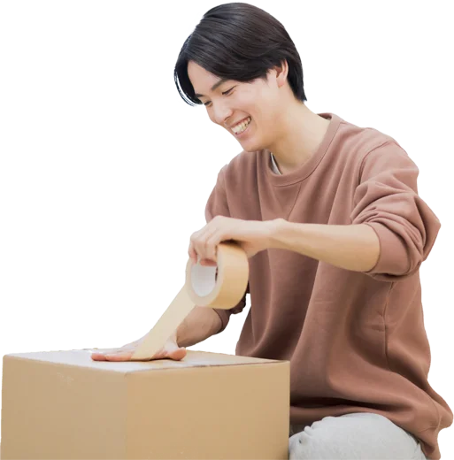 ゲームを梱包する男性