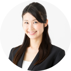 ダンボールの配送料について説明する女性